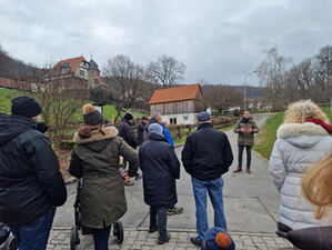 Groß und Klein beim Ortsrundgang durch Steinau