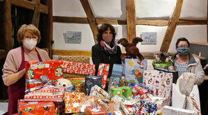 Übergabe der Geschenke an die Lebensmitteltheke