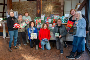 Geschenkübergabe an die Lebensmitteltheke