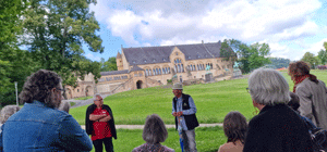 Stadtführung in Goslar, im Hintergrund Kaiserpfalz